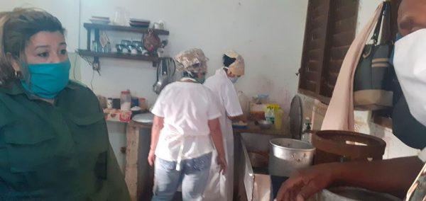 Tamara Garrido González, presidenta del Consejo de Defensa Municipal del Cotorro, chequeó recientemente la producción de alimentos en medio de la pandemia de la COVID-19 . 