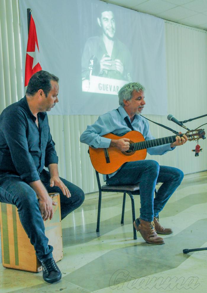 Homenaje al Che Guevara por los trabajadores de Granma en el Aniversario de su caída en combate