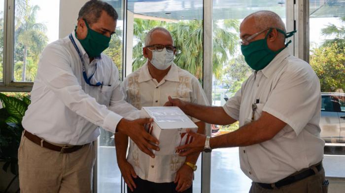 El Dr. José Moya Medina (izquierda), Representante de la OPS/OMS en Cuba, hace entrega al  Dr.C. Manuel Romero (derecha),  Director General del Instituto de Medicina Tropical “Pedro Kourí”, una donación de la OMS-OPS de 100 000 pruebas moleculares PCR al IPK, en La Habana, el 5 de mayo de 2020.
ACN FOTO/Marcelino VAZQUEZ HERNANDEZ/mvh