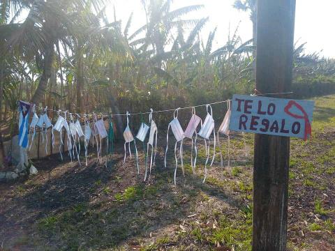 Nasobucos «hechos en casa», colocados a la vera del camino hacia la capital, con un cartel de solo tres palabras que detiene el paso de los viajeros y emociona: «te lo regalo». Foto: Tomada de Facebook
