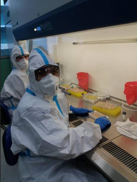 Investigadoras del CIM evaluando resultados de la utilización del anticuerpo monoclonal Anti-CD6