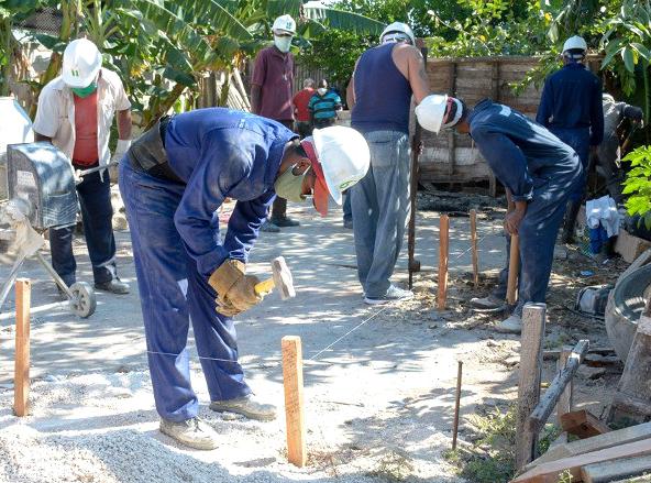Brigadas constructoras participan en la edificación de las nuevas viviendas para las familias damnificadas por la tormenta local severa.