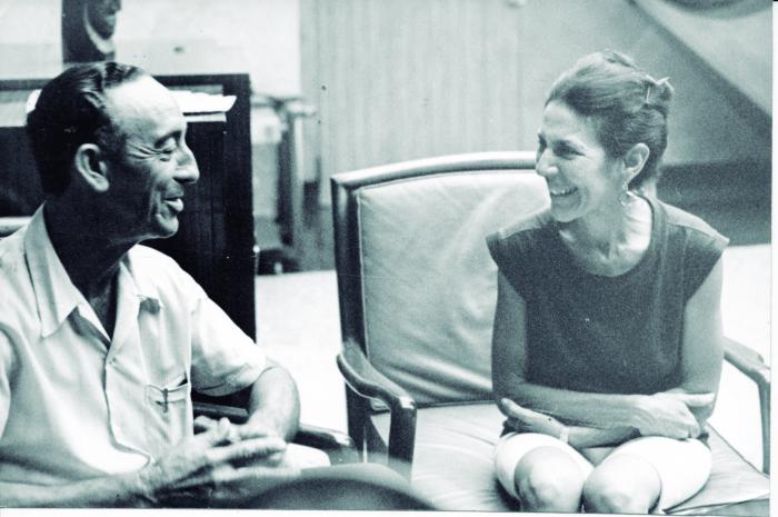02 Celia Sánchez sostiene en La Habana una agradable charla con Mario Sariol, quien fuera colaborador y mensajero de la Columna No.1, en la Sierra Maestra.
Fotocopia: 23 de octubre de 1984.