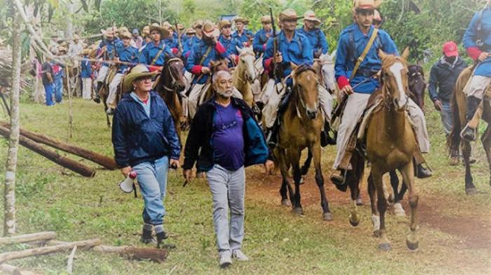 Rigoberto en plena filmación de El Mayor, en los campos de Camagüey.
