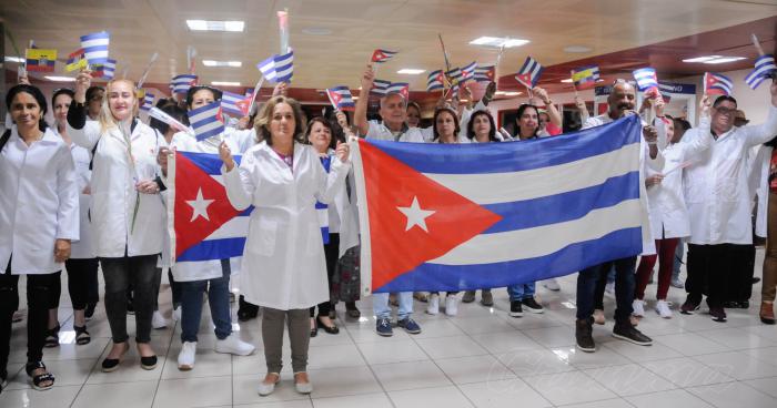 Recibimineto a médicos cubanos procedentes de Ecuador en la terminaal No. 3 del aeropuerto José Martí, recibido por José Angel Portuondo, Ministro de Salud Pública; Ana Yansi Rodríguez Camejo, viceministra de Relaciones Exteriores, desarrollado  en el aeropuerto José Martí, Boyeros