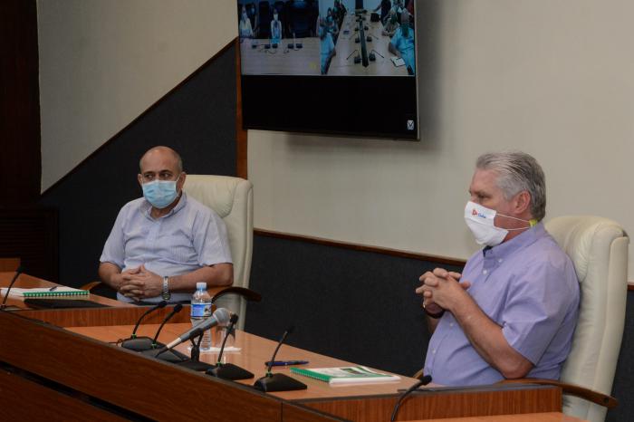 Díaz-Canel reconoció la pertinencia de haber aislado desde los primeros momentos a todos los enfermos y sus contactos, así como a los casos sospechosos, en las instalaciones que para ello se acondicionaron en el territorio nacional. Foto: Estudios Revolución