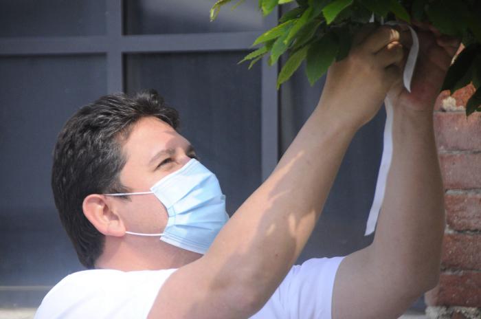 El doctor Miguel Acebo Rodríguez, neumólogo, expresa que siempre piensa en su niña, y su esposa cada vez que puede le envía un video de Paola dándole a un caldero y aplaudiendo por su Papá: «Cada vez que lo veo se me estruja el corazón», afirma.