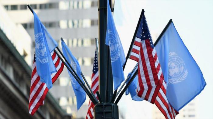 Las banderas de EE.UU. y la Organización de las Naciones Unidas (ONU) izadas frente a la sede del organismo en Nueva York.