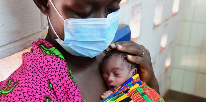 UNICEF ayuda a los más niños más vulnerables para protegerlos del impacto del coronavirus en países como Côte d'Ivoire.

Sali's sister in law died by giving birth to triplets. Saki is now together with her 3 sisters taking care of the 10 days old babies. 

For every child, health.