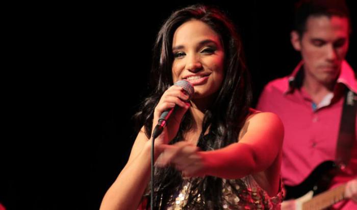 Annie Garcés y su grupo.