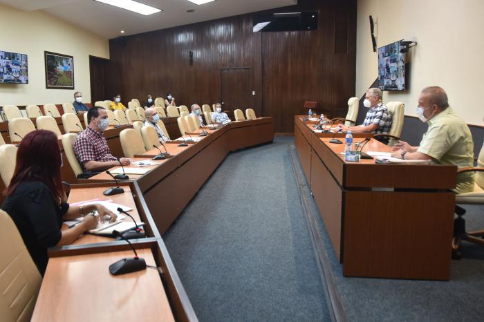 En la reunión se informó que del total de pacientes confirmados con la enfermedad, hoy están hospitalizados 268, que representan el 14,2 % de los 1 887 reportados desde que comenzó la epidemia en la Isla. Foto: Estudios Revolución