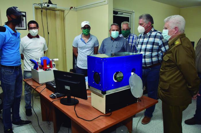 El Presidente cubano en la visita a la dirección del Grupo de la Electrónica en la capital conoció algunos de los desarrollos hechos por la industria nacional para apoyar el enfrentamiento a la pandemia, entre ellos el prototipo de un ventilador pulmonar. 	