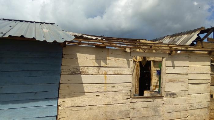 Daños ocasionados por la tormenta local severa a una de las viviendas de la Comunidad rural de Charrasco de Maisí