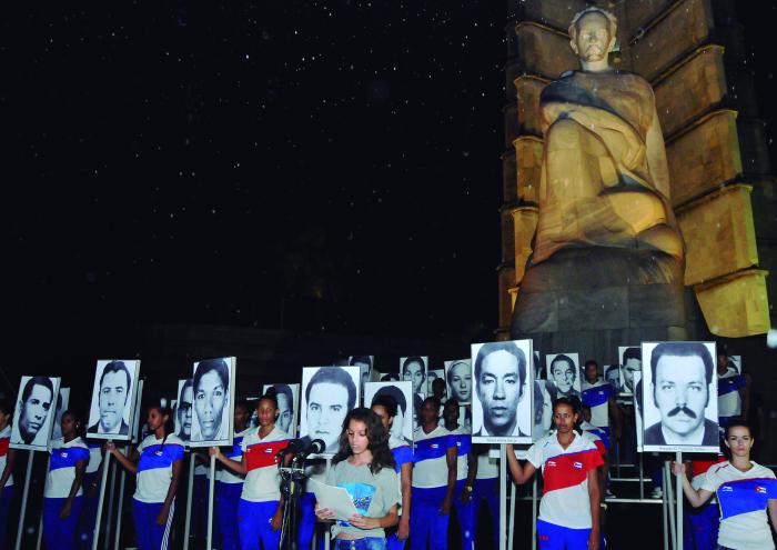 Vigilia por las victimas del terrorismo.  (foto Jorge Luis Gonzàlez) 5-10-16 Vigilia02N9 Habla Talia Gattorno Espinosa.