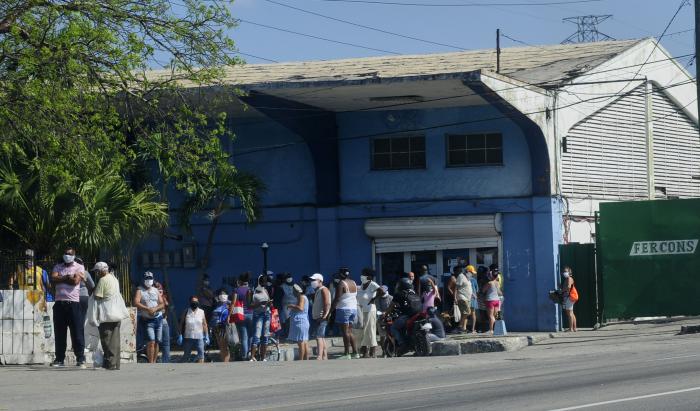 Población cubana engalanando la cuadra en vista al 1ro de mayo  en tiempos de COVID-19, Ave. Boyeros, Reloj Club, Boyeros