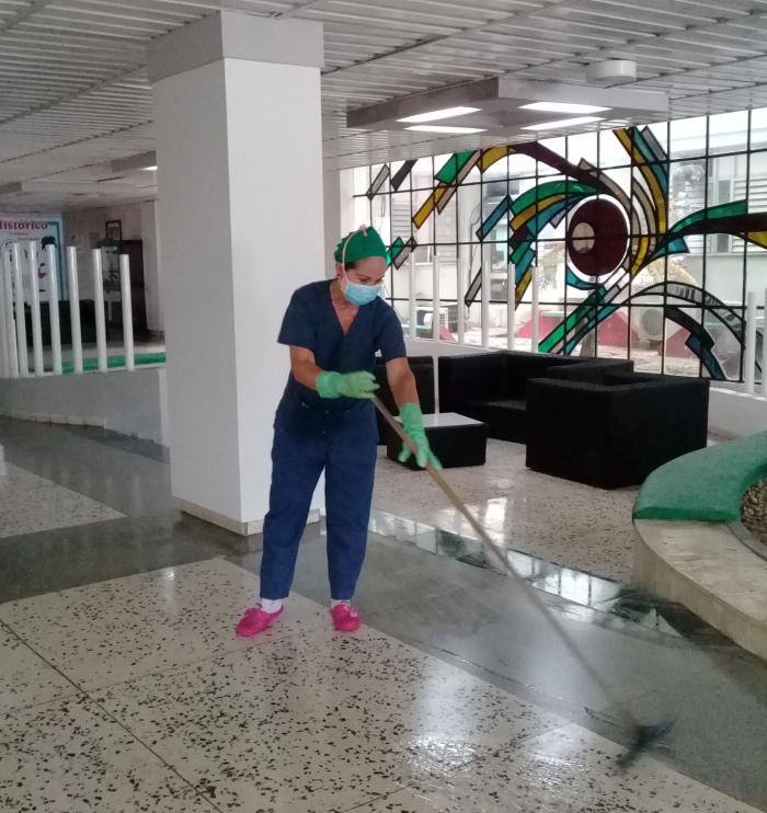 El colectivo de trabajadores del hospital Faustino Pérez asumió la mayor parte de la desinfección y 
limpieza en el menor tiempo posible. Foto del autor 