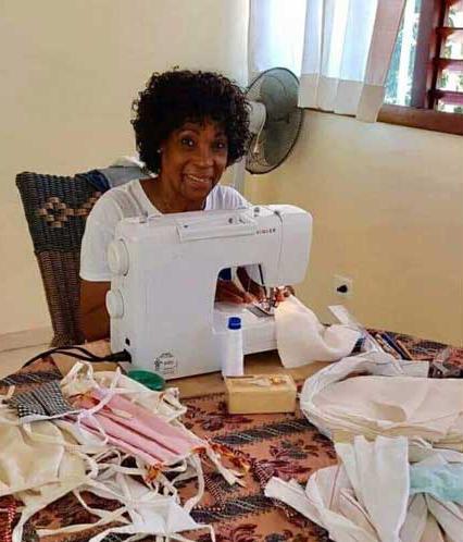 Entre las glorias deportivas cubanas que se unieron desde el principio a la batalla contra la covid-19, Ana Fidelia Quirot tuvo la iniciativa de hacer nasobucos para la población. Foto: Prensa Latina