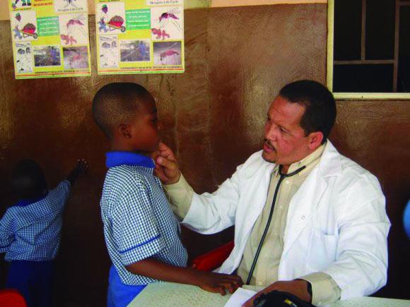 Médicos cubanos atienden a niños africanos.