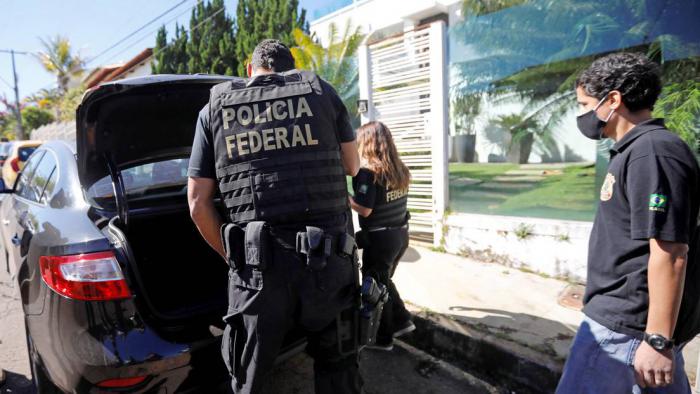 Policía en uno de los domicilios allanados en la operación contra las noticias falsas en Brasilia. 