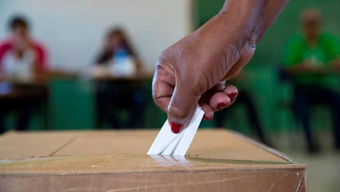 Avanza conteo votos tras jornada elecciones en Surinam