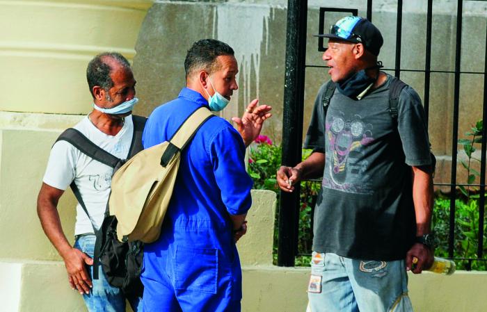 Violaciones de la PoblaciÃ³n cubana revasando el COVID-19, parada del P-12 en Carlos III, Centro Habana.