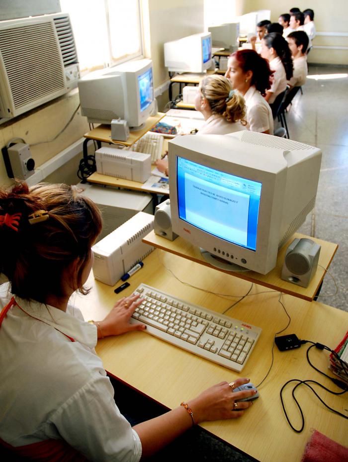 Reportaje Tecnologico de Computacion Pablo de la Torriente Brau. Playa.
Escu1771
