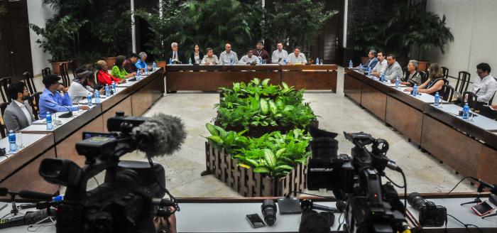 Iván Mora, embajador, Jefe del equipo de Garantes de Cuba, Dr. Gustavo Bell, jefe de la Delegación del Gobierno de Colombia y Comandante Pablo Beltrán, jefe de la delegación del Ejercito de Libración Nacional (ELN) durante la Mesa de Diálogos entre ELN y el Gobierno de Colombia, Salón de Protocolo, El Laguito, Playa