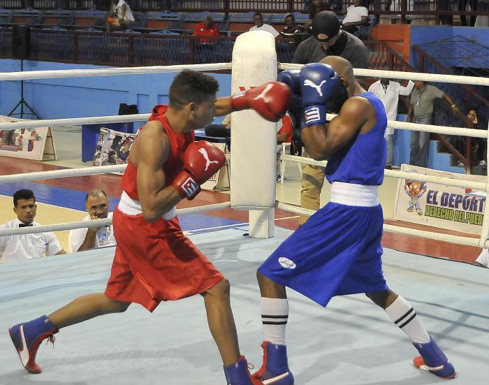 58 Edicion del Torneo Nacional de Boxeo Playa Giron-Camaguey 2019- combate de 52 kg Roiler Zamora de LTU de color azul y yosvani Veitia SSP de color rojo ganador del combate