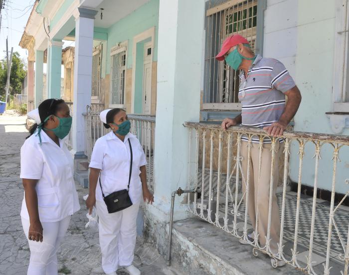 Proteccion contra el coronavirus,pesquisaje de las  enfermera en el barrio calle 43 entre 110 y 112 Marianao.