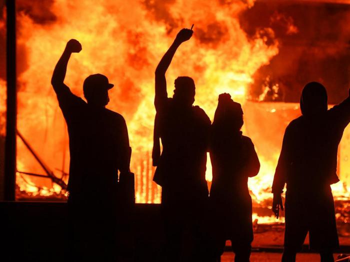 Minneápolis en llamas tras la muerte de George Floyd. 
