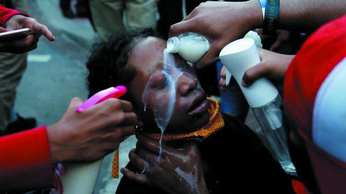 Muchos médicos y enfermeros, en Minneápolis, entregaron mascarillas y leche para aliviar los efectos 
del gas lacrimógeno. 