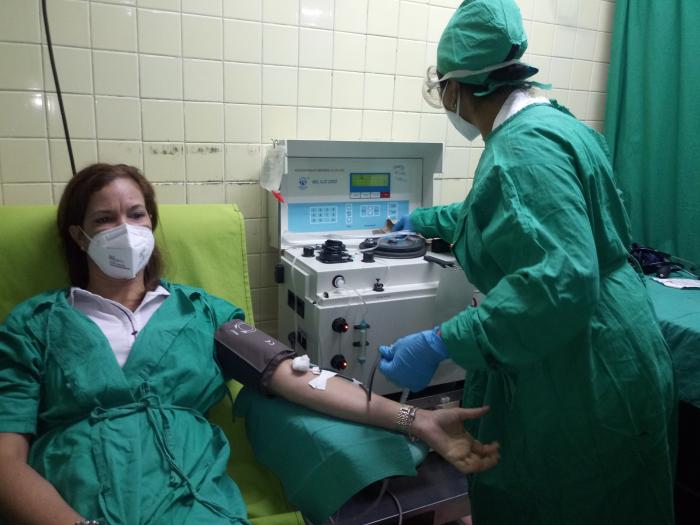 El plasma hiperinmune donado por Laritza, puede utilizarse en pacientes graves afectados por la COVID-19 o en los estudios de vacunas que se desarrollan en el país para enfrentar el virus. 