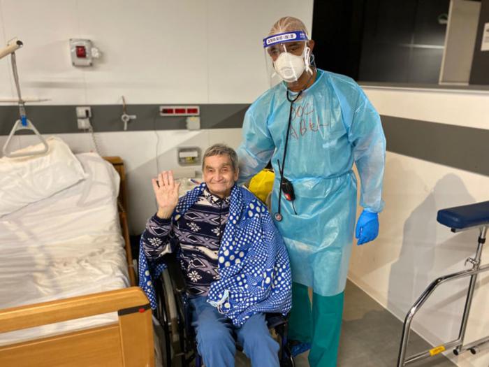 Al lado de los pacientes, solícitos y atentos, como siempre, los doctores cubanos. Foto del autor