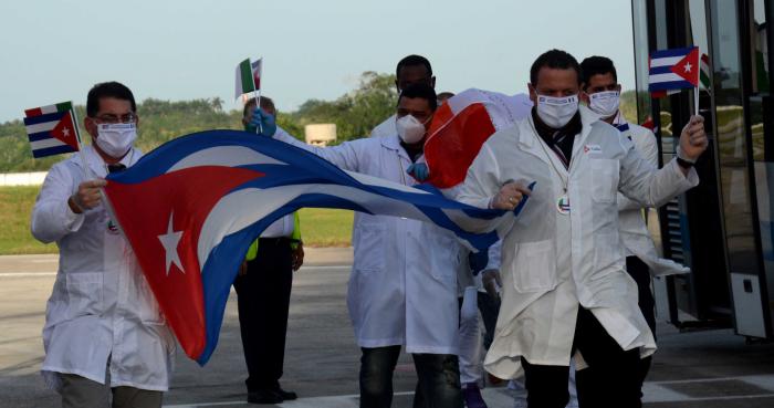 Arriba a Cuba Contingente Internacional de Médicos Especializados en Situaciones de Desastres y Graves Epidemias, Henry Reeve, procedente de Lombardía, en la terminal 5 del aeropuerto Internacional José Martí, en La Habana, el 8 de junio de 2020.
ACN FOTO/Marcelino VAZQUEZ HERNANDEZ/mvh