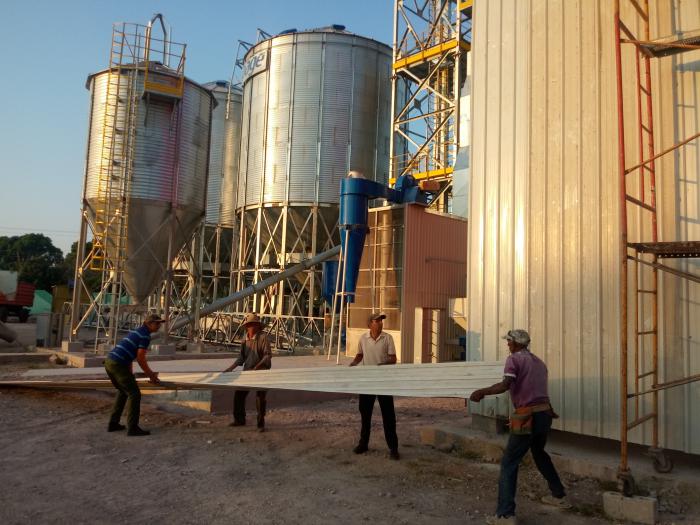 La planta de procesamiento y beneficio de granos, en Bayamo, forma parte de un programa integral dirigido a estimular en el oriente cubano la producción de arroz, frijol y maíz. Foto de la autora 