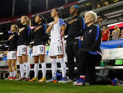 Megan Rapinoe, arrodillada para escuchar el himno nacional de Estados Unidos. Foto: BBC