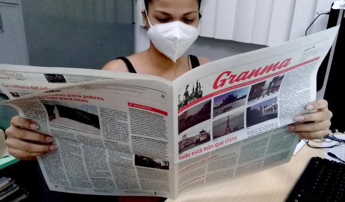 Periódico Granma en color.