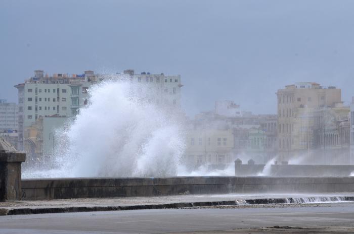 Comienzo de los vientos de tormenta tropical del huracán Irma en la capital. Malecón y Marina, Vedado.