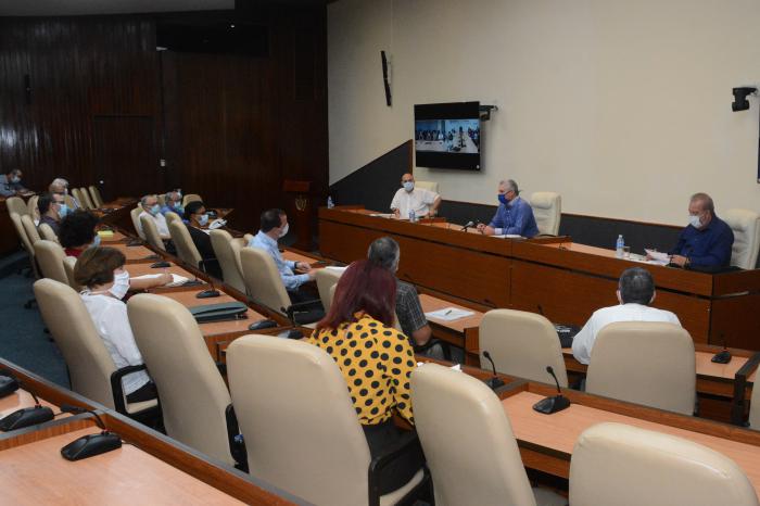 En el paso próximo a la etapa de recuperación post covid-19, está el aporte decisivo de la ciencia, afirmó el Presidente cubano. Foto: Estudios Revolución