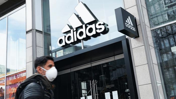 En medio de su crisis, causada por la pandemia, Adidas promete incremento de empleos, poco creíble para negros y latinos en Estados Unidos. Foto:okdiario