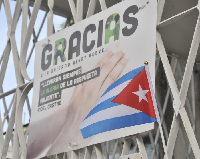 Proteccion contra el coronavirus ,el pueblo de la capital recibe a la Brigada Henry Reeve que llega a la patria.