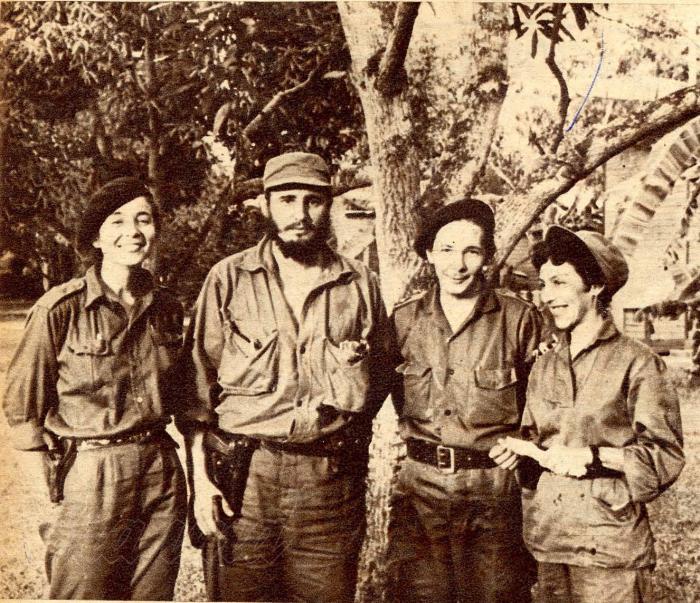 Vilma Espín se destacó por sus dotes de organizadora y guerrillera tanto en el llano como en la Sierra.  
En la foto, junto a Fidel, Raúl y Celia. Foto: Archivo de Granma	
