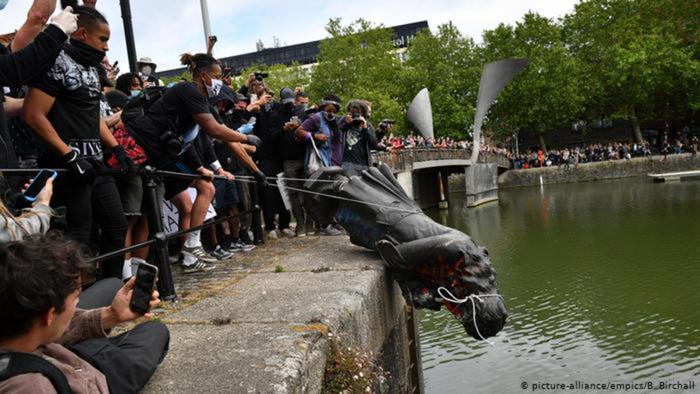 En Bristol, Reino Unido, la estatua del traficante de esclavos Edward Colston fue derribada y arrojada al río Avon. 