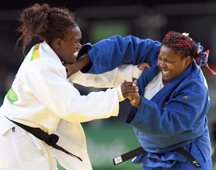 Idalys Ortiz (derecha) es la judoca cubana de mejores resultados internacionales. foto: ricardo lópez hevia