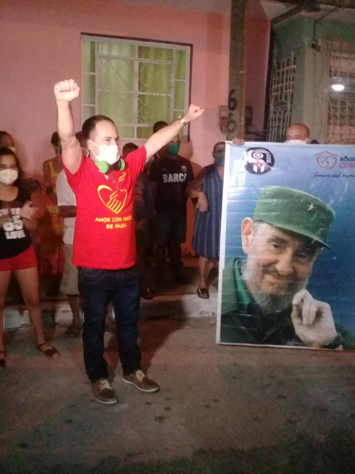 Junto a la imagen del hombre que tanto defendió el internacionalismo y la solidaridad, Eduardo se enorgullece de su misión cumplida.