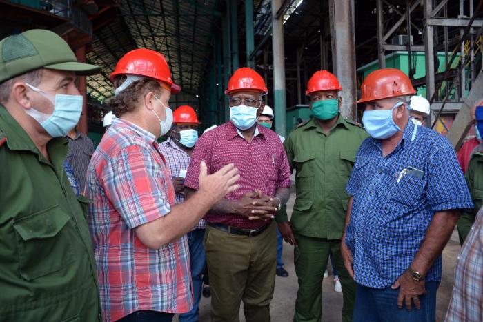 Salvador Valdés Mesa intercambia con Julio Andrés García Pérez, presidente del Grupo Azucarero Azcuba, sobre la marcha de las inversiones en el central Ciro Redondo. 