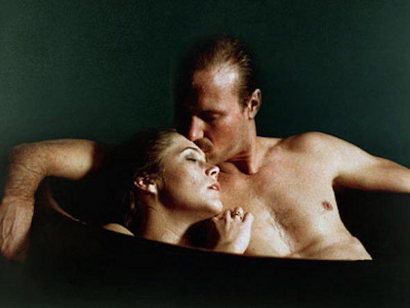 Kathleen Turner y William Hurt en Fuego en el cuerpo. fotograma del filme 