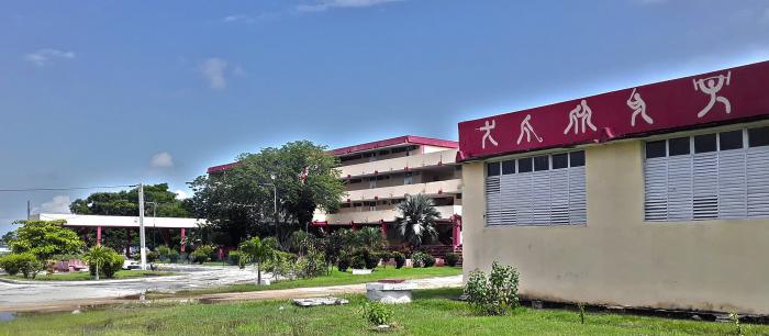 La escuela presenta una nueva imagen que invita a estudiar y practicar deportes en ella. 