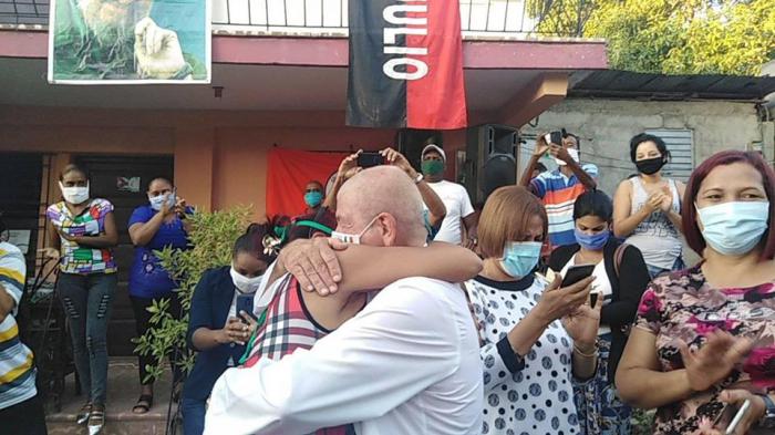 Cuba, que había reservado durante varias semanas el abrazo a sus héroes de batas blancas, les dio una cálida bienvenida en sus barrios y comunidades. Foto: Radio Guantánamo