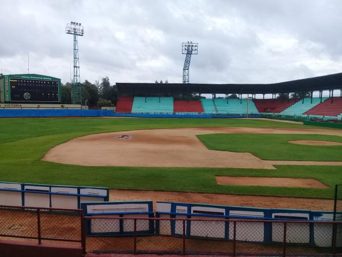 El Julio Antonio Mella recibe una seria atención para ofrecer condiciones de juego y  garantizar la salud de todos cuando comience la Serie Nacional. Foto de la autora